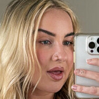 Адриенн Голая