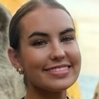 Эмили Робертс Голая