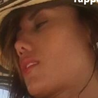 Ниа Исаза Официал Голая