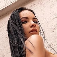 Йеси Наия Голая