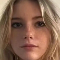 Зу Мур Голая